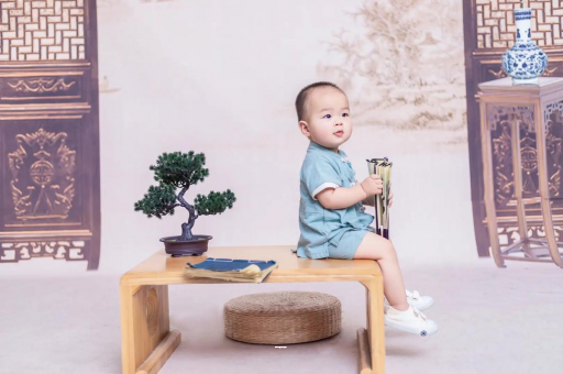 肇州宝宝边吃奶边挣扎烦躁